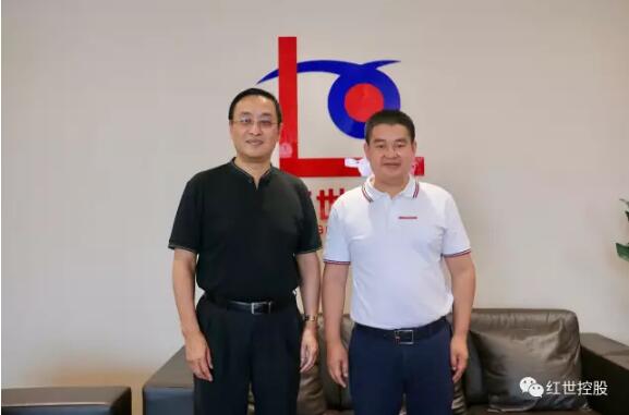 (会后,周红董事长(右)与美国利世集团董事局主席李中子(左)合影留念)