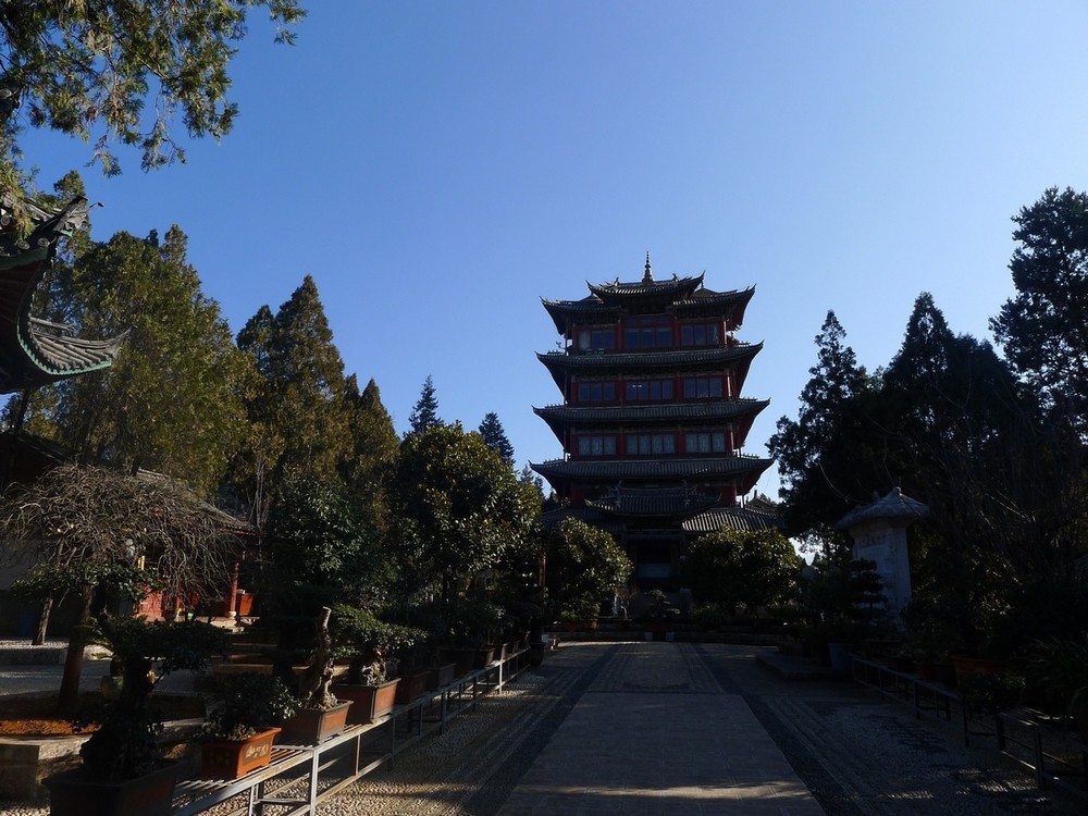 自明朝时,丽江古城称"大研厢",因其居丽江坝中心,四面青山环绕,一片