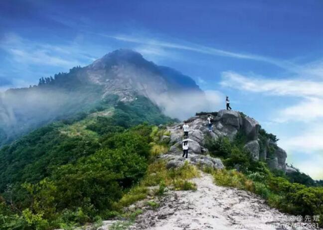 一脚踏三省的大山通城黄龙山.此山称为黄龙,为龙之首也,必有一番来意.