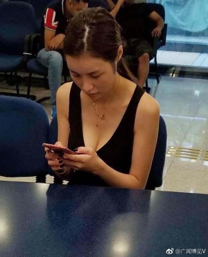 香港警察偷拍报案性感美女引舆论哗然_搜狐警