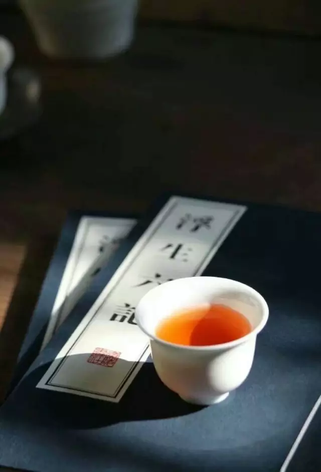 一杯香茗,一册诗书在手,便是这节气里最凉爽的风景.