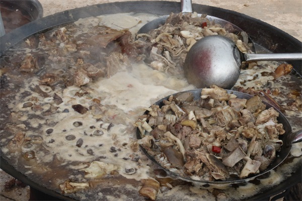 柴火熬制的羊汤锅