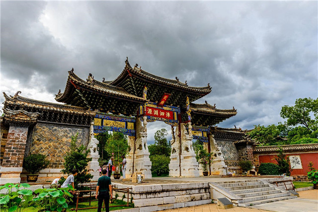 有建于元代的文庙,清代的双龙桥,还有燃灯寺,东林寺,玉皇阁等文物古迹