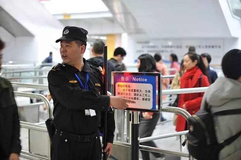 下月起广州地铁安检升级!人人要排队过安全门!