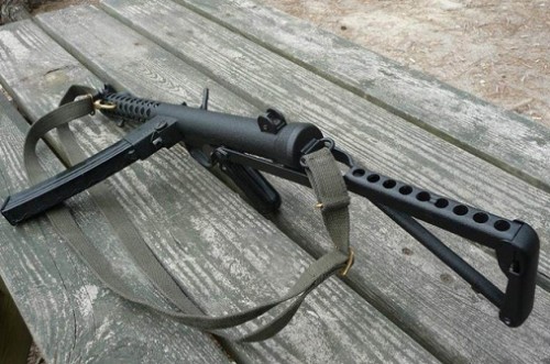 斯特林冲锋枪:于二战后期1942年推出并代替赫赫有名的司登冲锋枪成为