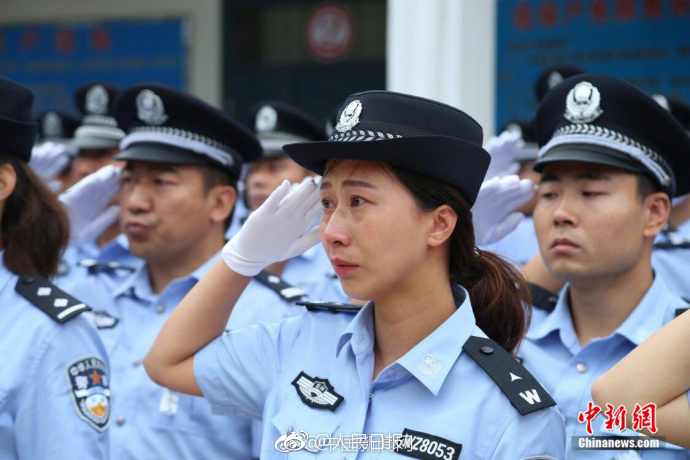 吉林两90后民警抗洪牺牲 万人雨中送别(图2)