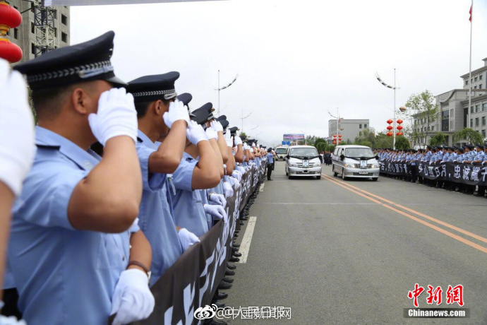 吉林两90后民警抗洪牺牲 万人雨中送别(图1)