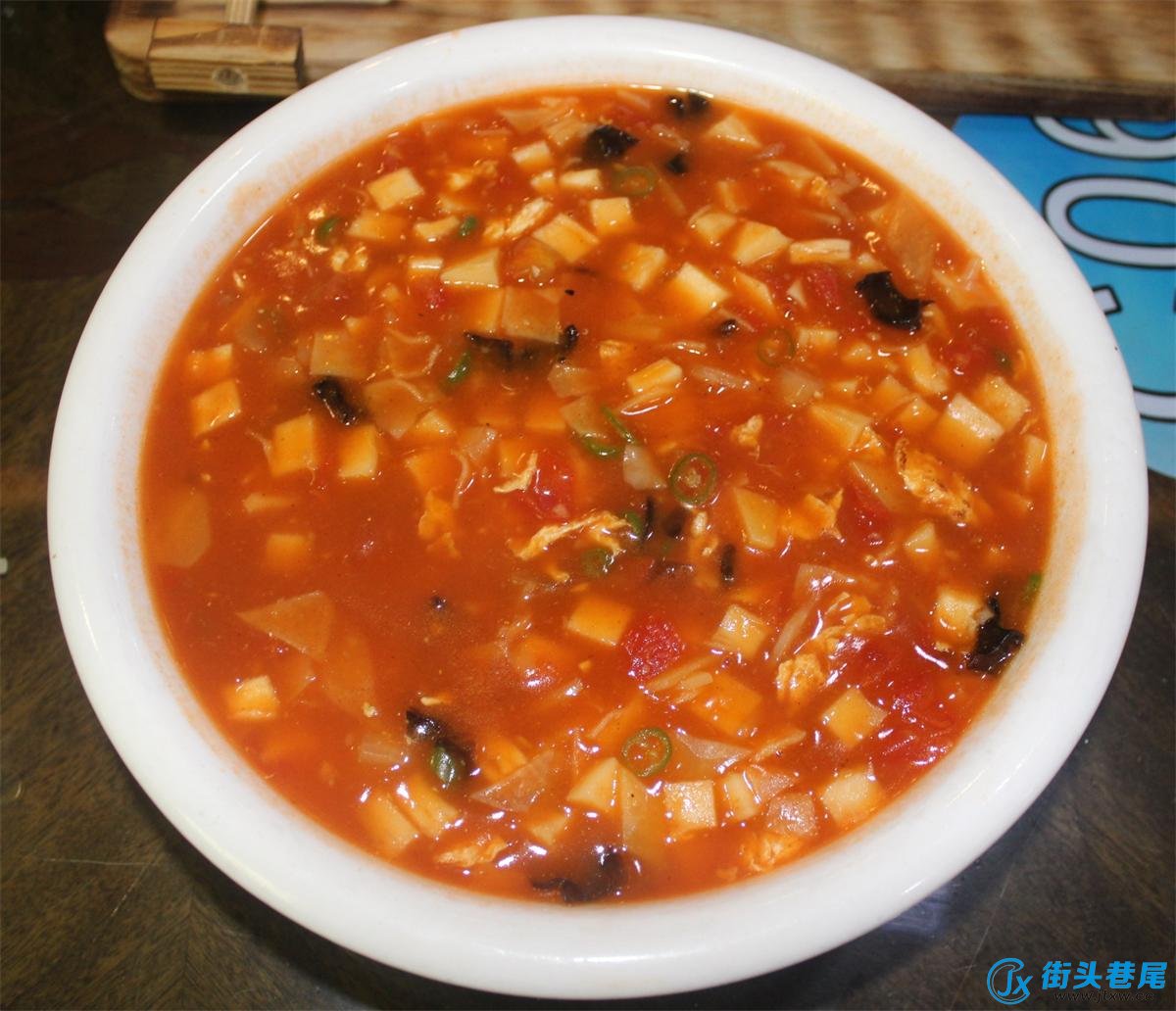 其实,西红柿泡馍也是陕西的地道美食之一,而蒲城食府对传统西红柿泡馍