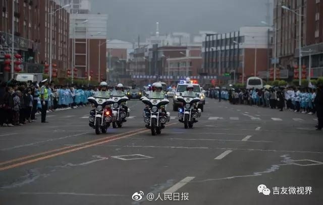 吉林两90后民警抗洪牺牲 万人雨中送别(图5)