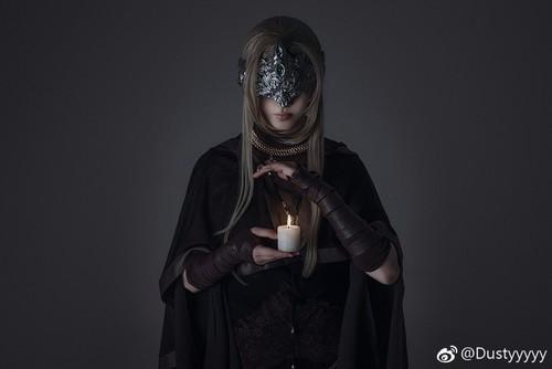 由中国coser @dustyyyyy带来的《黑暗之魂3》防火女cos就让人眼前一亮