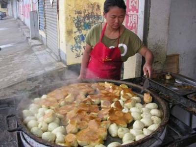 河南小两口子做水煎包