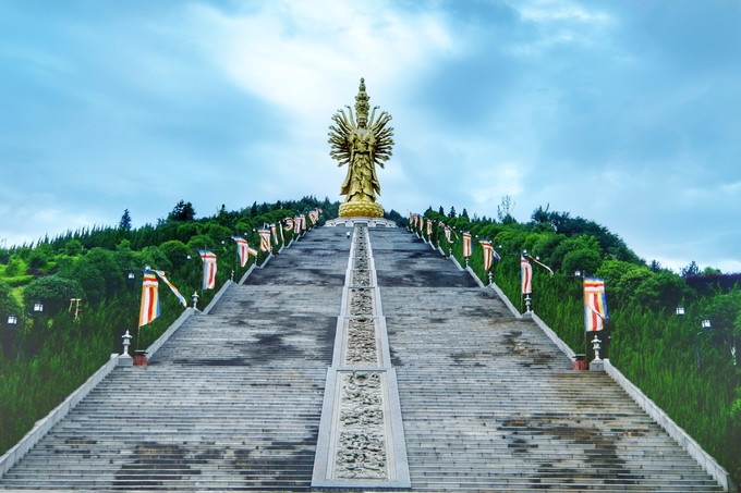 登上沩山,回望古镇,城内一房一屋尽收眼底.