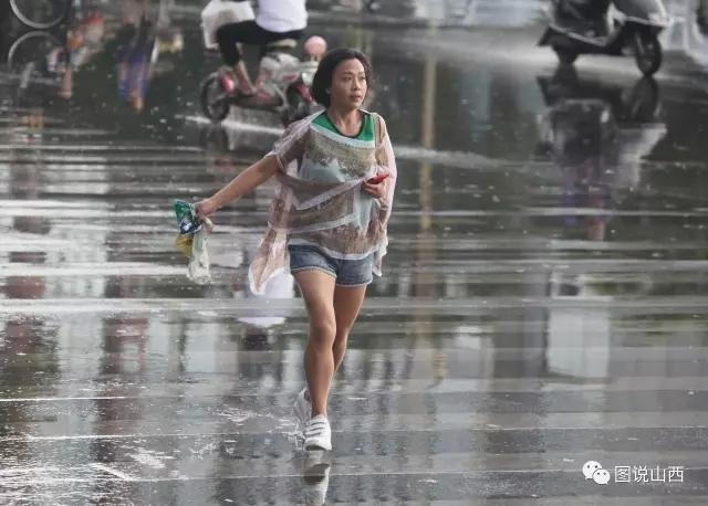 临汾雨中捡垃圾的美女