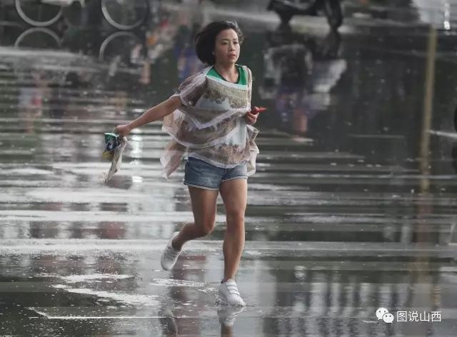 临汾雨中捡垃圾的美女