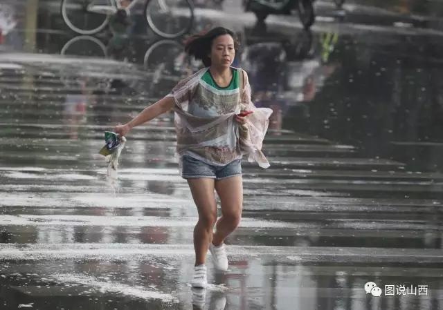 临汾雨中捡垃圾的美女