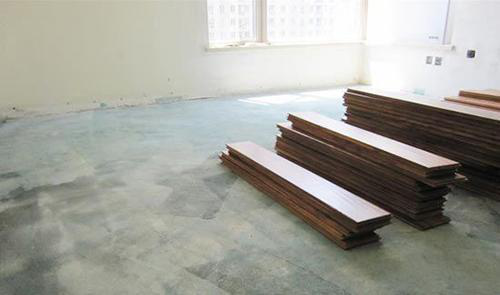 如果准备铺复合木地板,且也要更换门,就可以不拆除地砖,之后直接铺