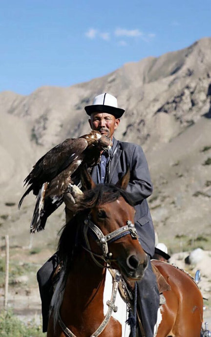 实拍:新疆柯尔克孜族的老猎鹰手(图)