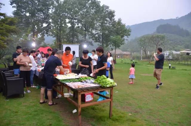 在宁波房车营地开展的同学会从来不冷场,不尬聊