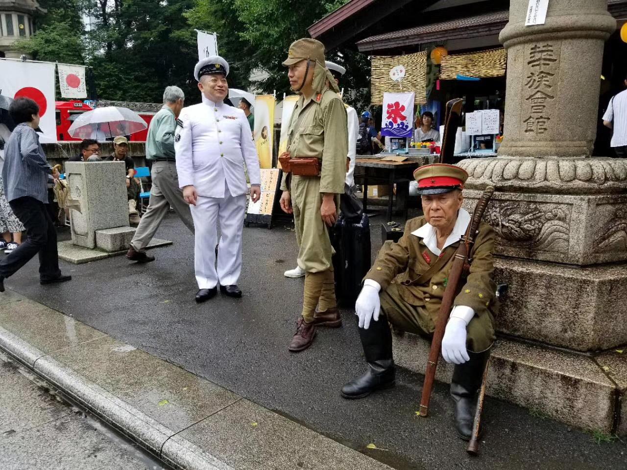 日本30万右翼民众穿军装举军旗参拜靖国神社