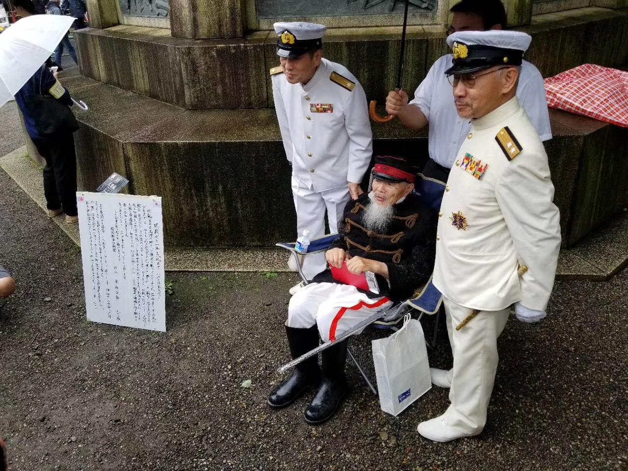 日本30万右翼民众穿军装举军旗参拜靖国神社