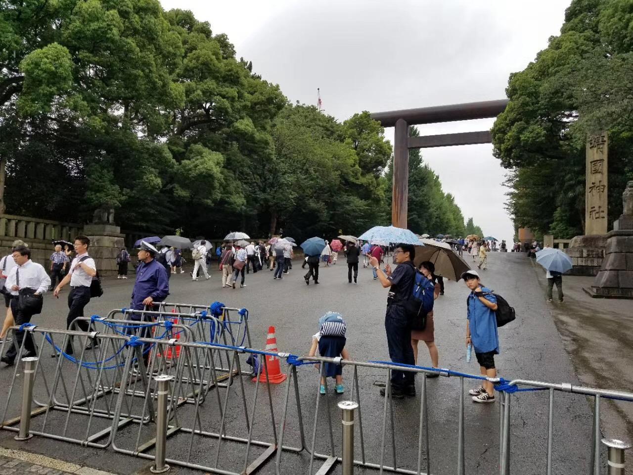 日本30万右翼民众穿军装举军旗参拜靖国神社