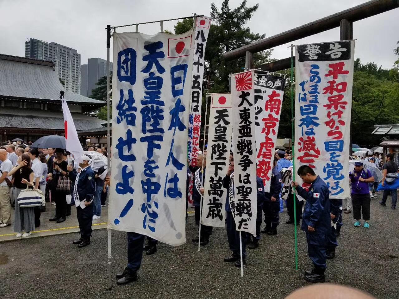 日本30万右翼民众穿军装举军旗参拜靖国神社