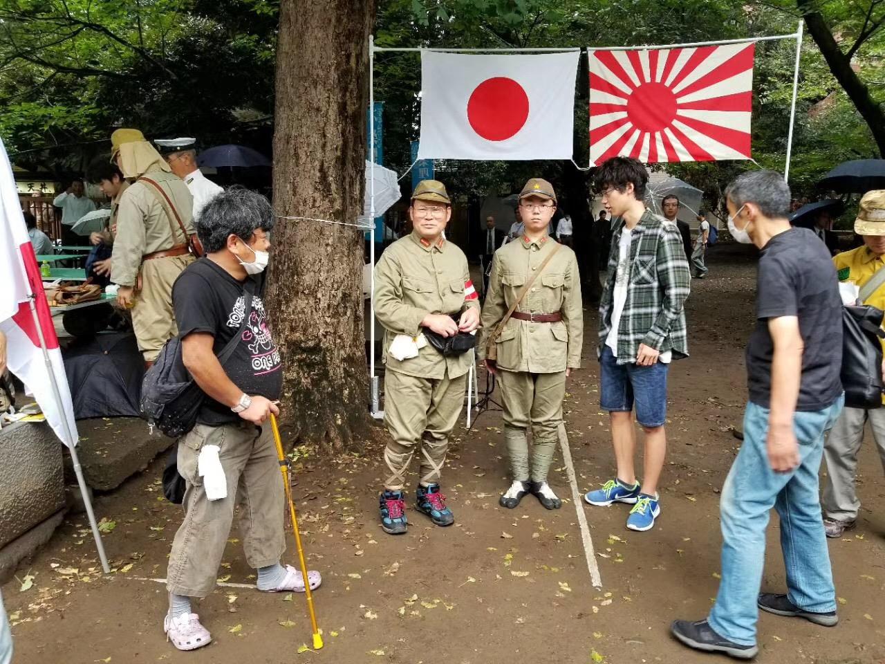 日本30万右翼民众穿军装举军旗参拜靖国神社