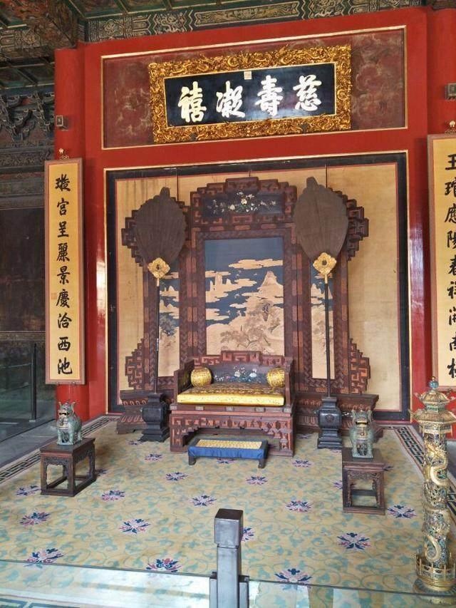 是当年慈禧老佛爷坐过的地方,看上面的牌匾就知道了 这是坤宁宫的坐垫