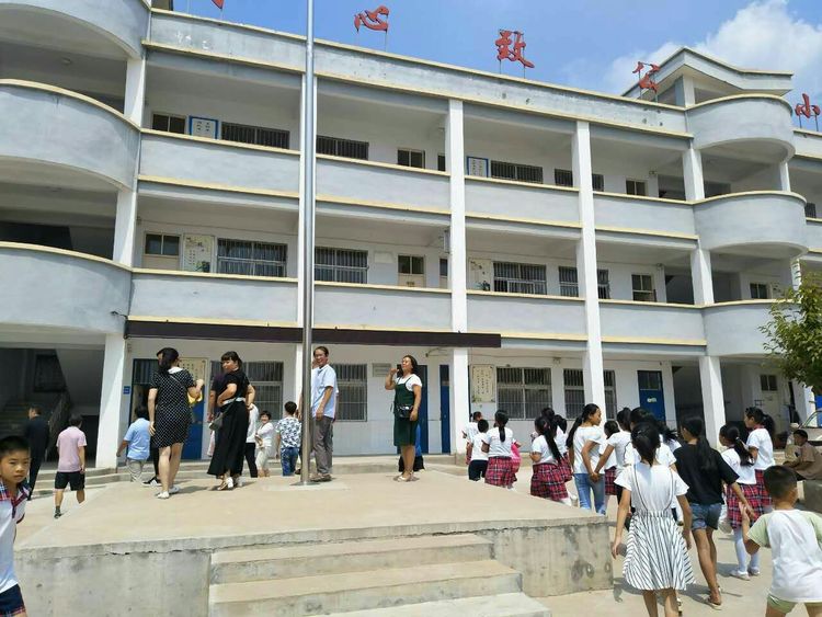 电影兰兰的小学杀青仪式在洛宁县小界乡举行