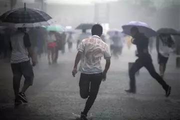 乐山又双叒叕下大暴雨了！然而这个地方的降雨大到可以划船......