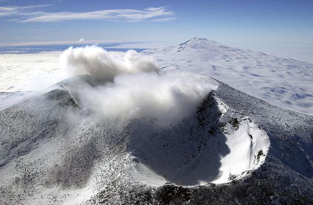 在南极冰层下,隐藏近100座火山,火与冰的"融合"