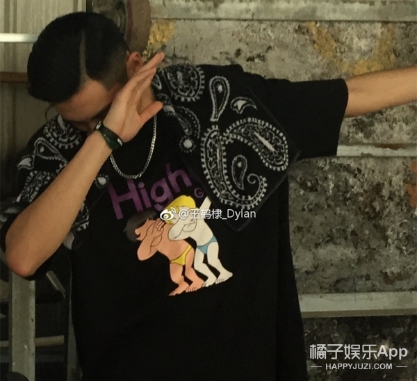 除了会跳点小舞,王鹤棣最喜欢嘻哈音乐,看这swag的手势就知道了吧.