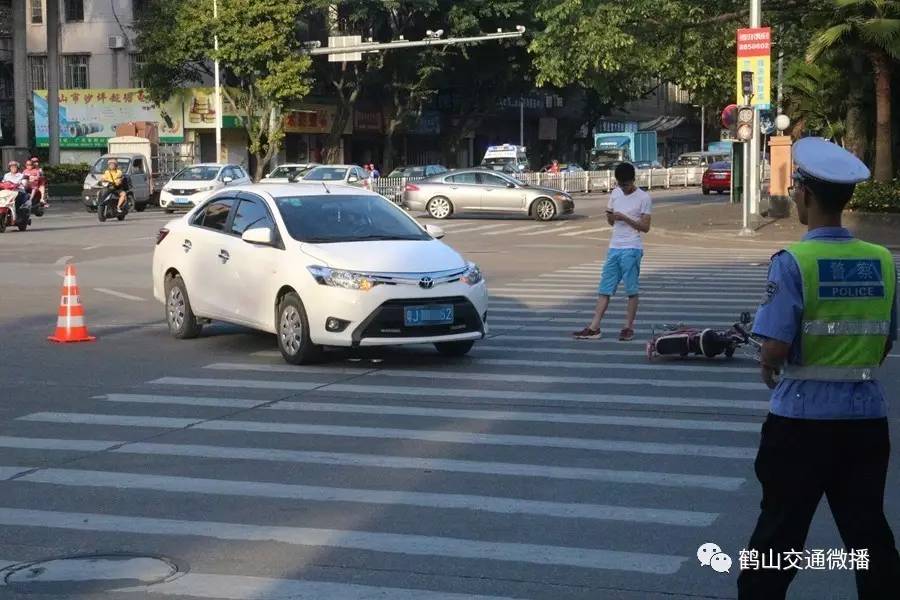 【曝光警示】电动车肆意闯红灯惹车祸