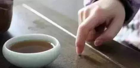 斗门人在喝酒或喝茶的时候,有人敲桌子是什么暗号吗?