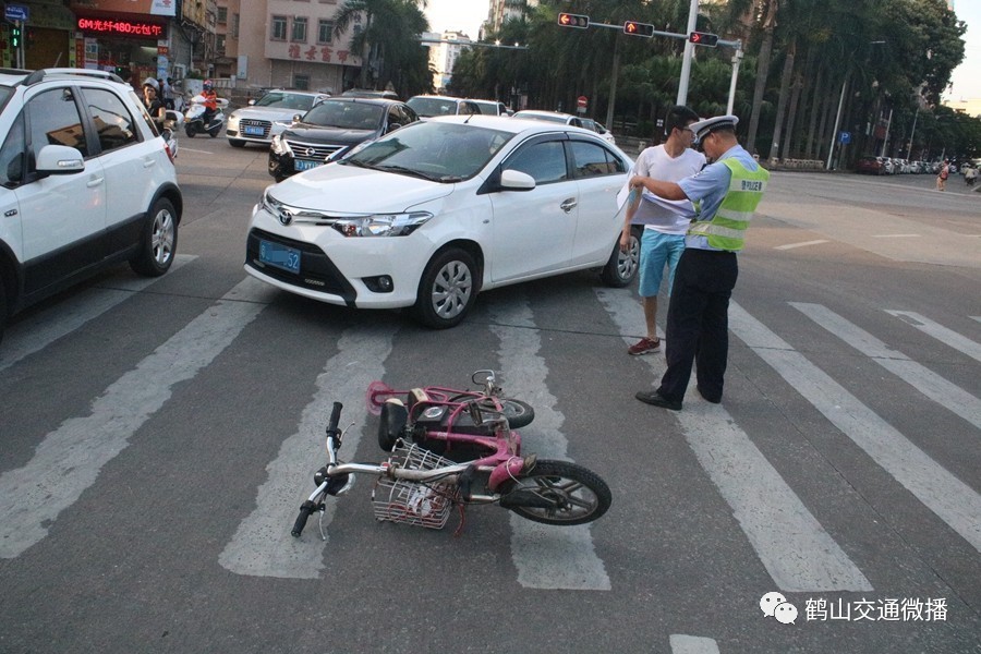 电动车闯红灯事故怎么处理 1,根据法律相关规定,与行人之间发生交通