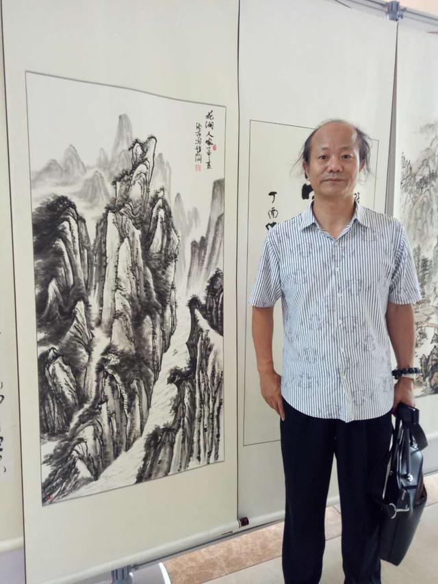 为庆祝建军九十周年画家袁德喜在鄂州老干局大楼展厅展出作品