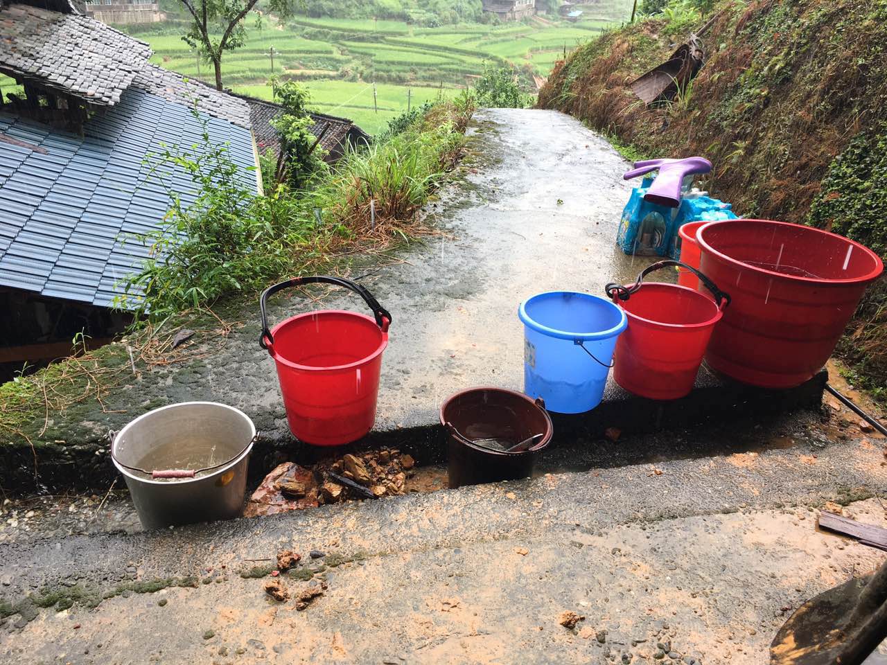 停电没信号五六天,村里井水少,人口多,严重缺饮用水,下雨天接雨水用