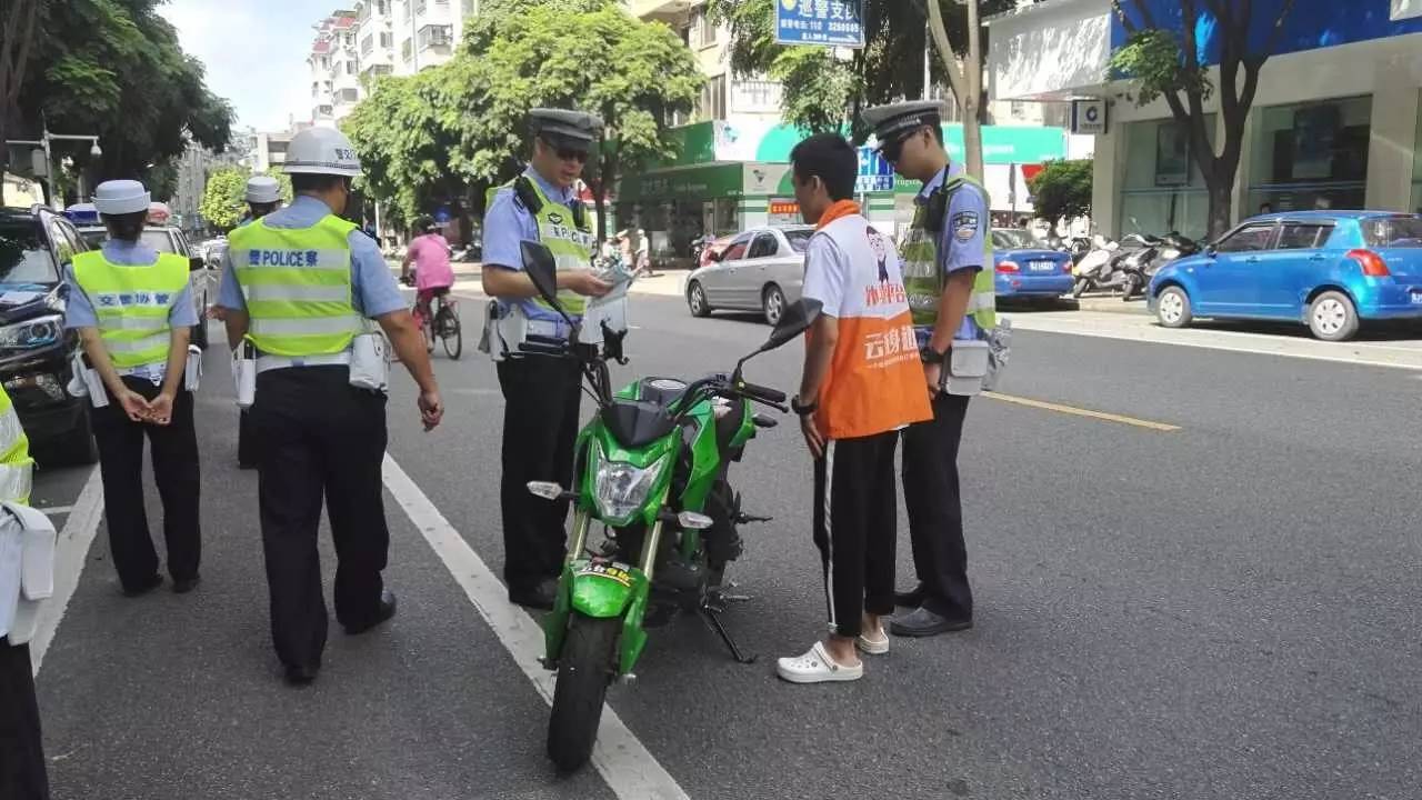 新会交警开展了非机动车,行人违规横过马路整治和教育