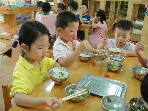 三岁孩子在幼儿园不吃饭不参与集体活动,不跟别的小朋友玩耍,就等家长