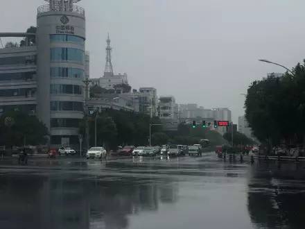 乐山又双叒叕下大暴雨了！然而这个地方的降雨大到可以划船......