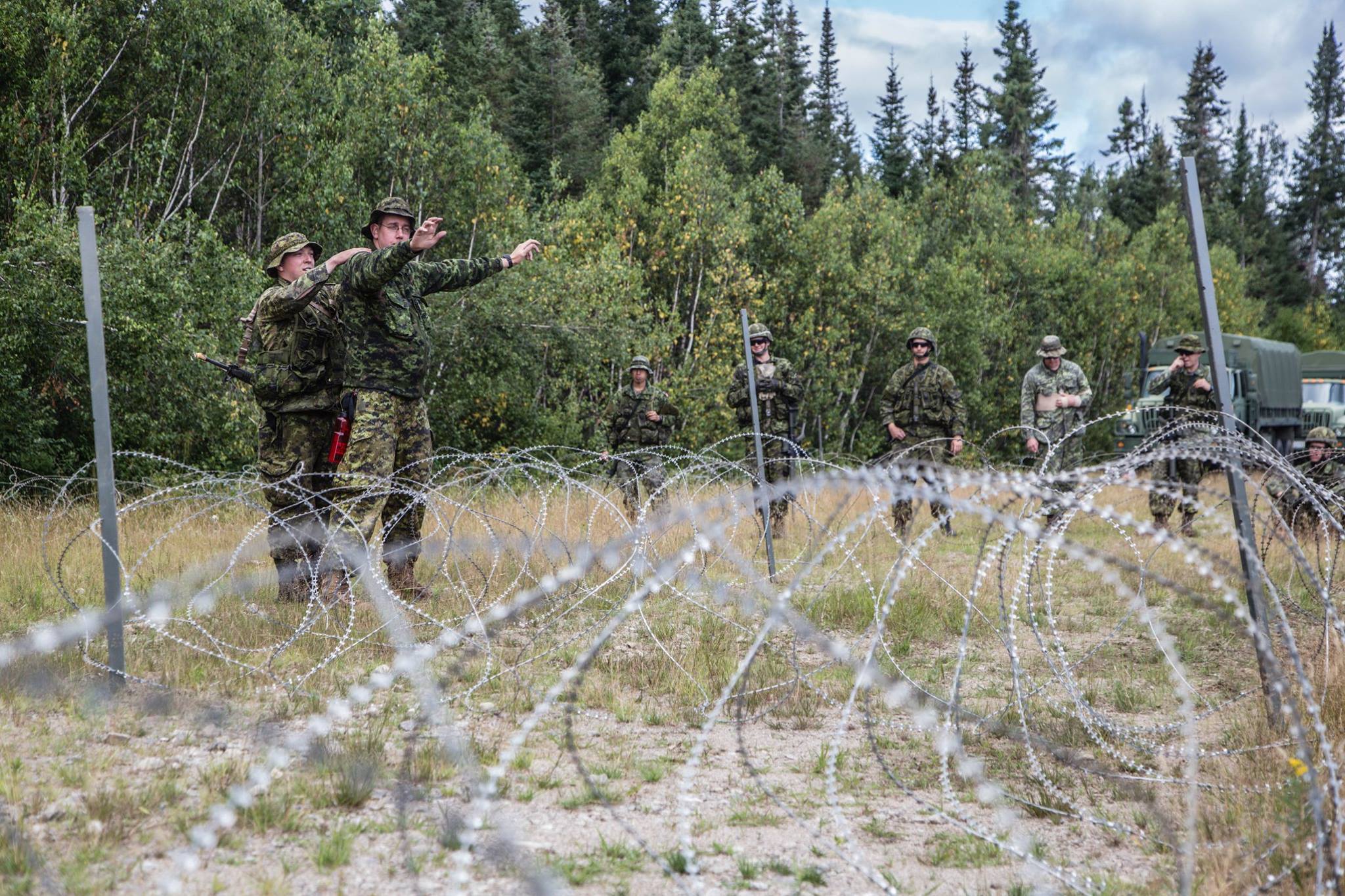 第十二装甲团士兵正在练习通过铁丝网技巧