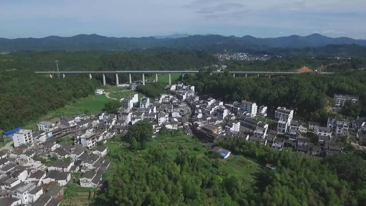 在紫阳镇的考水村,有一处坐落在山坳中的诗画田园—瑶湾.