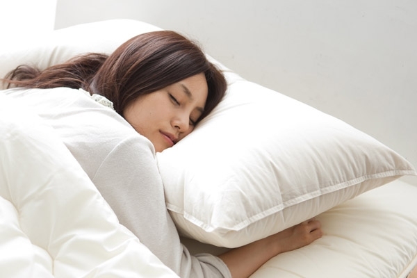 睡觉时,柔软的枕头不能撑起头部,就会让颈椎和脊柱无法保持自然的弧度