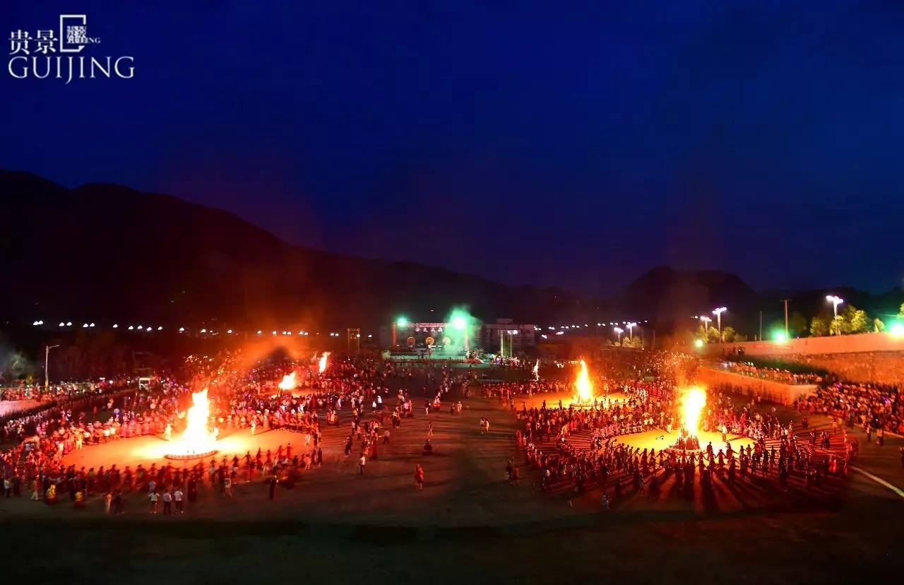 8月15日, 贵州毕节百里杜鹃景区迎来一年一度的 彝族火把节, 彰显着