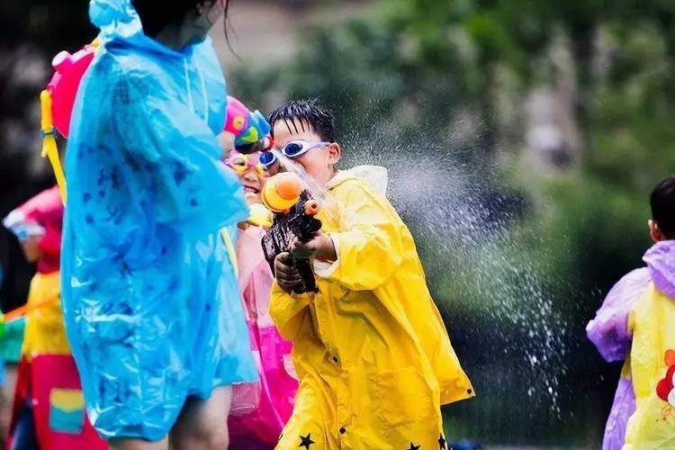 宝宝,家长齐上阵!水枪大战high翻天!