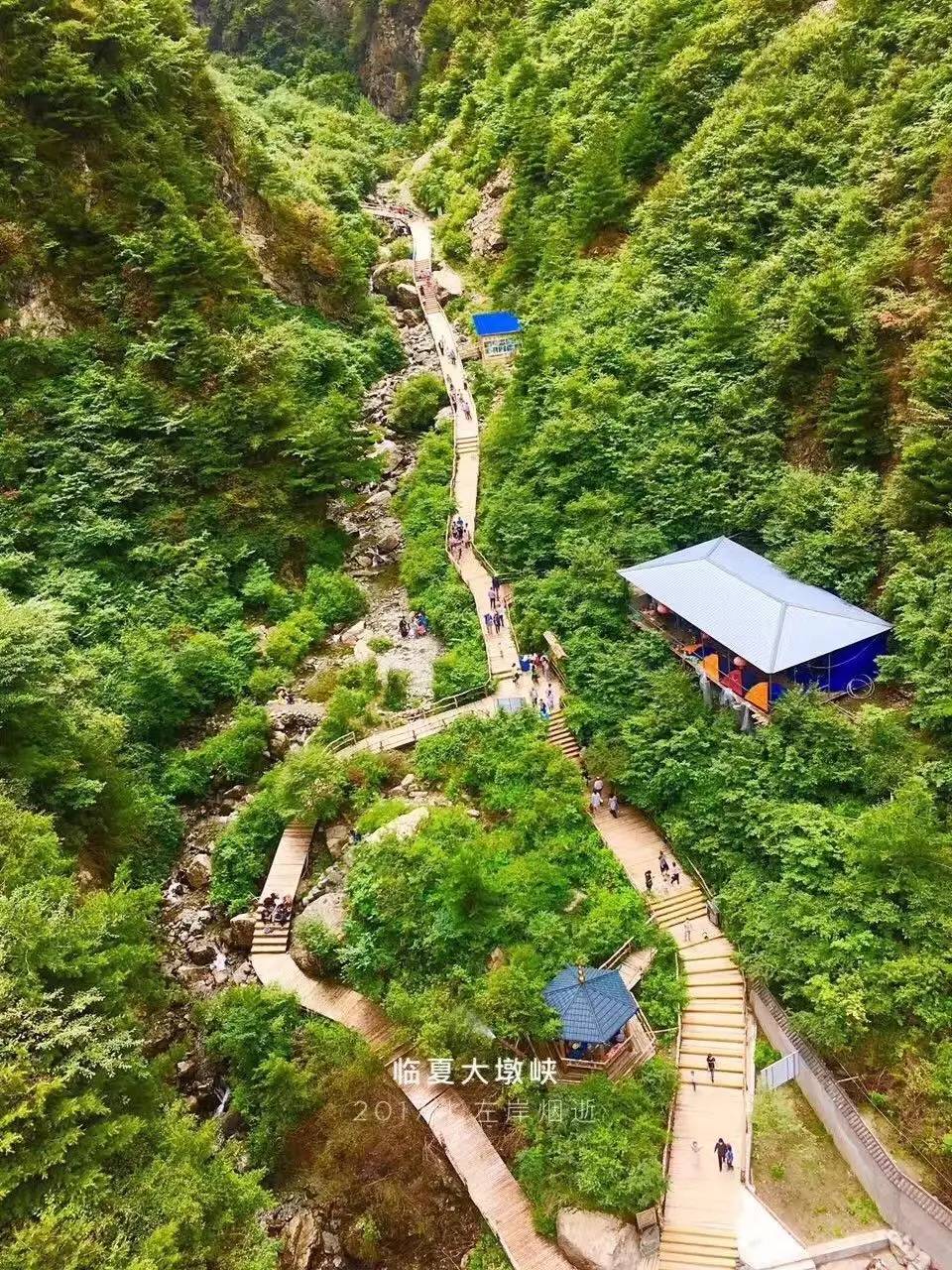 该桥坐落于积石山县大河家镇大墩峡大峡谷景区,桥身采用特殊玻璃契合