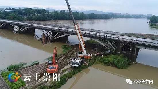 崇阳二桥连续遭到9艘来自隽水河上游漂流而来的大型采砂船强烈撞击,5