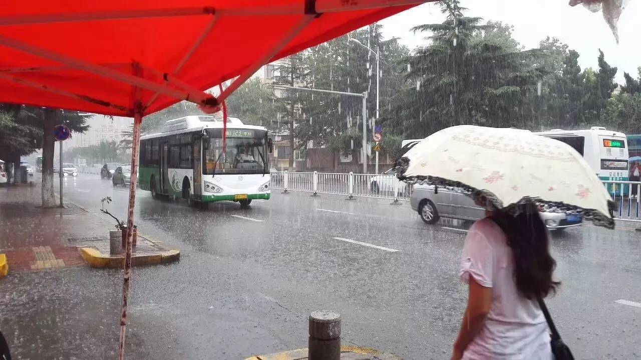 青岛暴雨 雷电双预警!这个雨要连下3天!