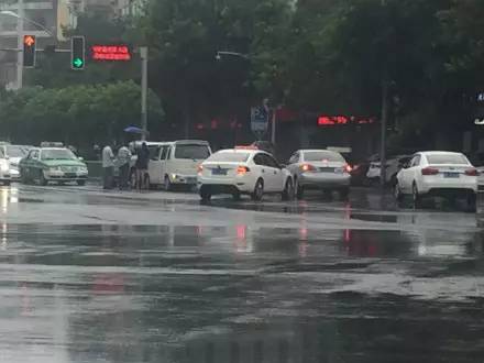 乐山又双叒叕下大暴雨了！然而这个地方的降雨大到可以划船......