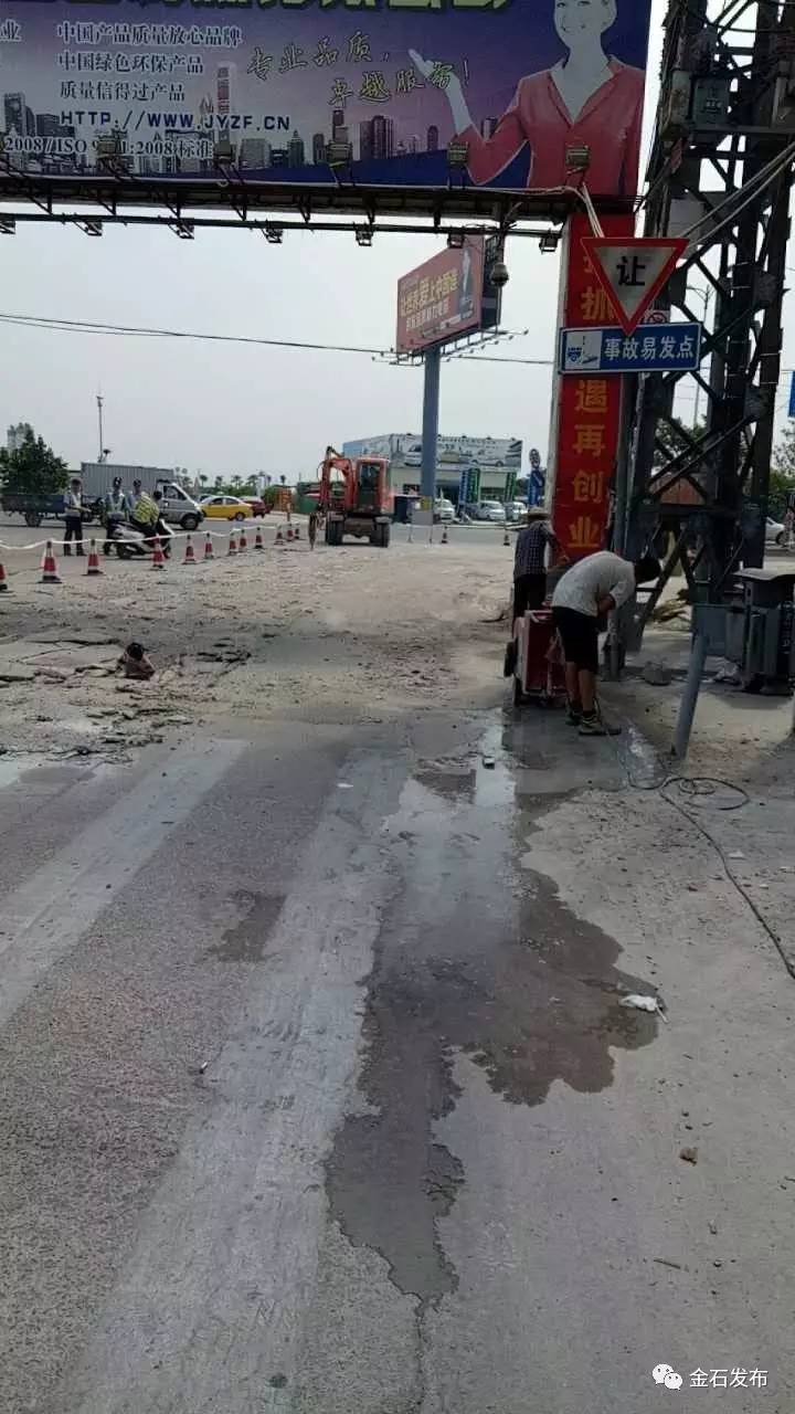 金石大道路口修路咯!出门溜达要注意哈!